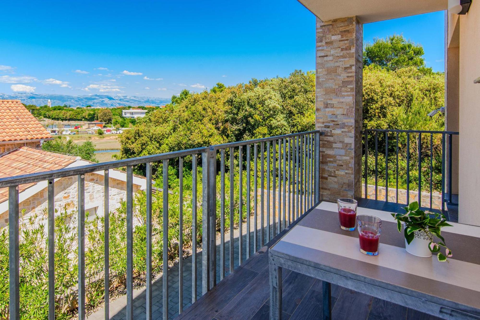 Fabulous House B With Outdoor Pool Apartment