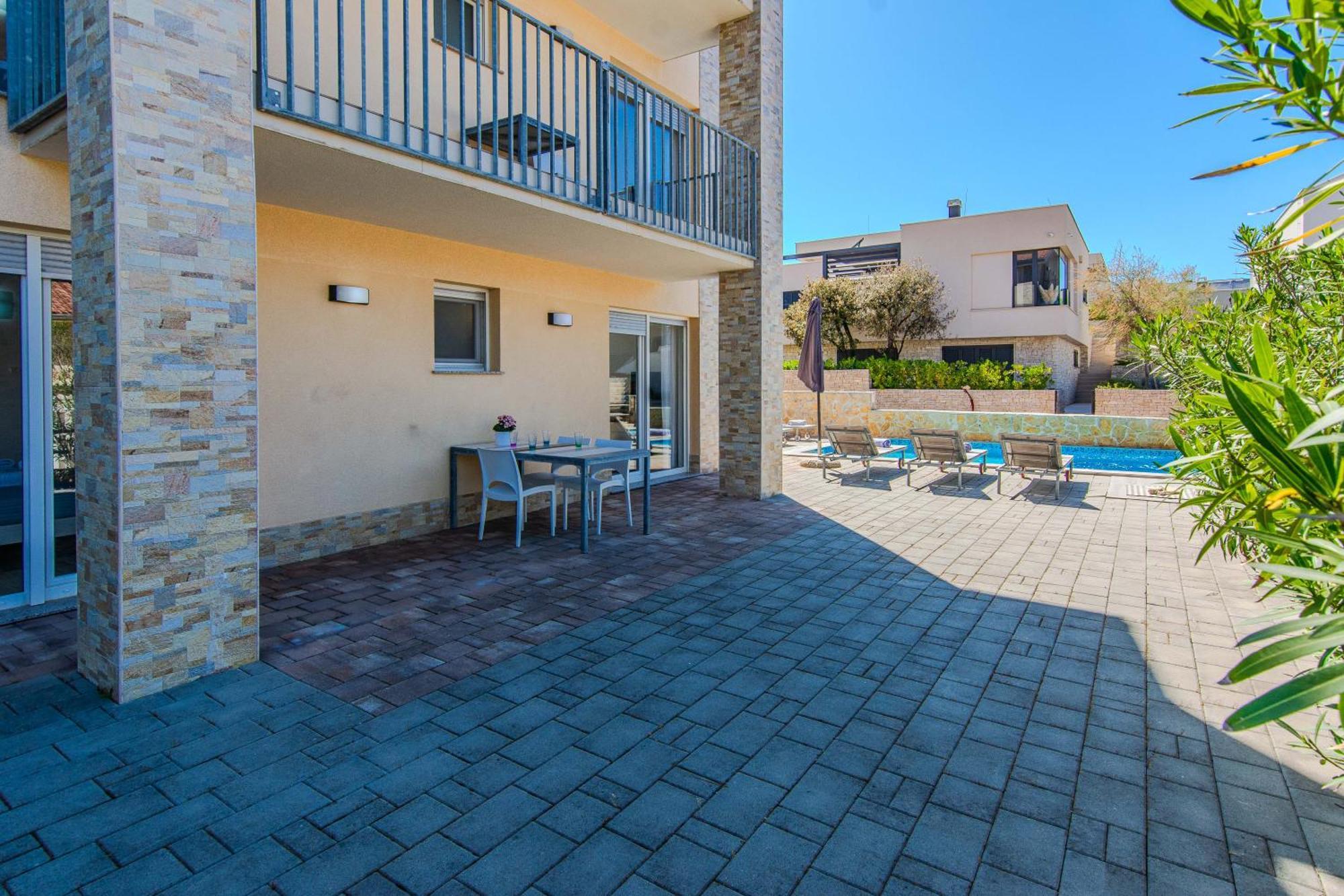 Apartment Fabulous House B With Outdoor Pool