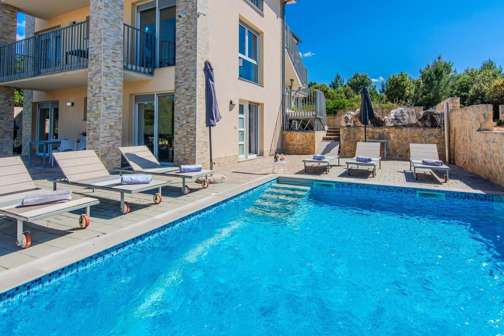 Fabulous House B With Outdoor Pool Apartment